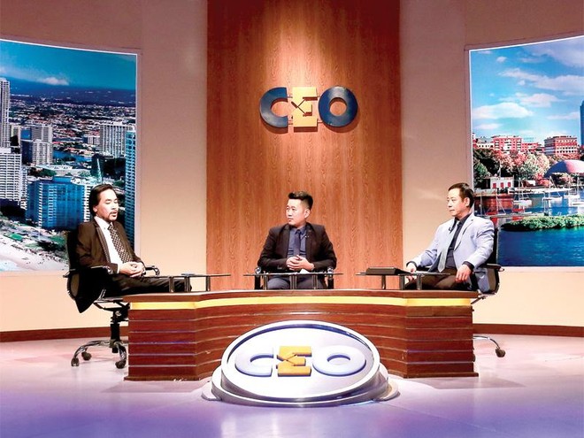 CEO Nguyễn Hoàng Nam trao đổi với 2 vị chuyên gia trong Chương trình