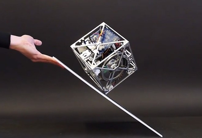 Cubli, robot khối hộp có khả năng thăng bằng và di chuyển linh hoạt