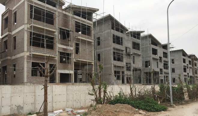 26 căn biệt thự diện tích sàn trên 500 m2 tại Dự án Khai Sơn Hill Long Biên được xây xong thô dù chưa có giấy phép. Ảnh: Nhất Nam
