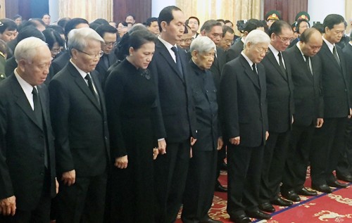 Lãnh đạo, nguyên lãnh đạo cấp cao của Đảng và Nhà nước viếng tang nguyên Thủ tướng Phan Văn Khải. Ảnh: Luân Nguyễn.