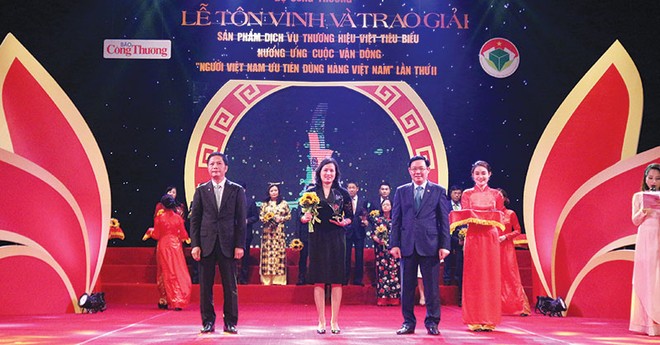 Phó Tổng giám đốc Lê Như Hoa, đại diện VietinBank nhận giải thưởng