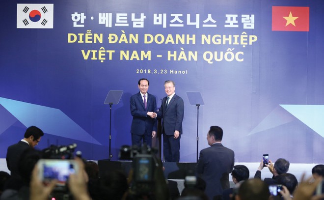 Việt Nam - Hàn Quốc hướng đến mục tiêu nâng kim ngạch thương mại song phương lên 100 tỷ USD vào năm 2020. Trong ảnh: Chủ tịch nước Trần Đại Quang và Tổng thống Hàn Quốc chủ trì Diễn đàn doanh nghiệp Việt - Hàn tại Hà Nội