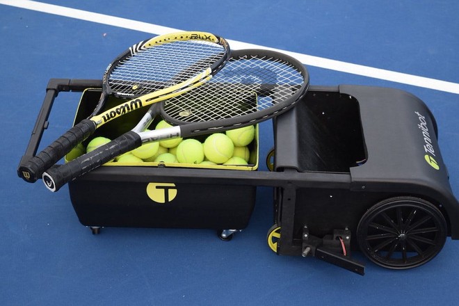 TenniBot, robot nhặt bóng tennis đầu tiên trên thế giới