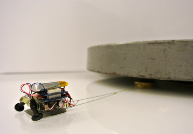 Robot mini có thể kéo vật nặng gấp 2.000 lần cân nặng của mình
