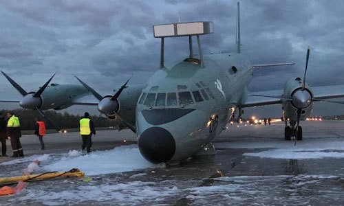 Máy bay săn ngầm Ấn Độ hạ cánh khẩn cấp bằng mũi ở Nga