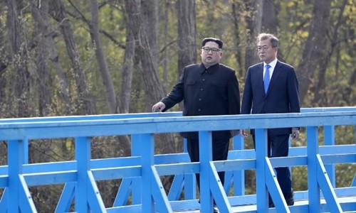 Lãnh đạo Triều Tiên Kim Jong-un (trái) đi dạo với Tổng thống Hàn Moon Jae-in tại Panmunjom ngày 27/4. Ảnh: AFP.