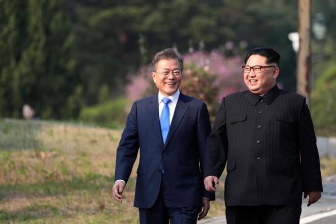 Tổng thống Hàn Quốc và nhà lãnh đạo Triều Tiên tại làng Bàn Môn Điếm hôm 27/4. Ảnh: AP.