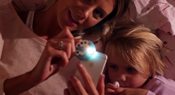 Moonlite : Máy chiếu kể chuyện bé nghe trước khi ngủ bằng ứng dụng điện thoại