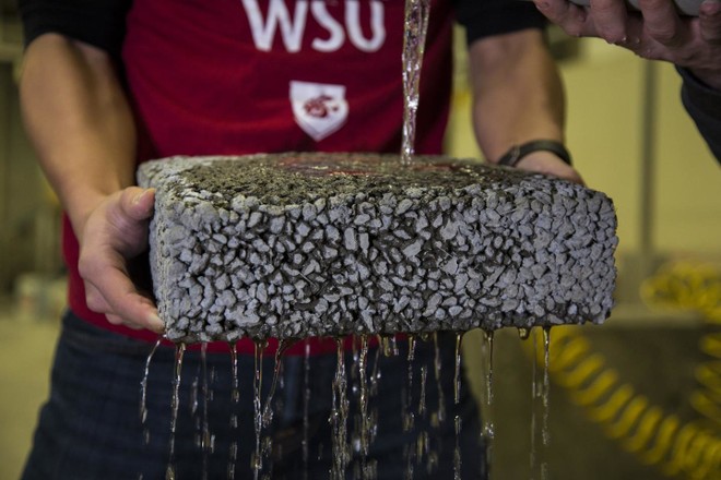 Bê tông làm từ sợi Cacbon tái chế có thể thoát nước giúp ngăn ngừa lũ