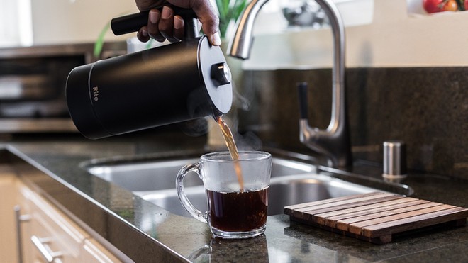 Máy pha trà và cà phê cầm tay mang đến cho bạn tách cà phê ngon đúng chuẩn