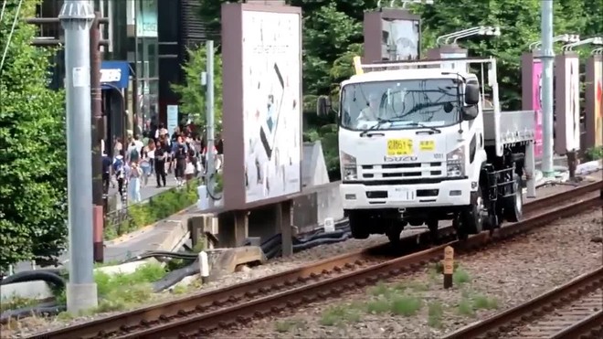 Chiếc xe tải của Nhật chạy được trên đường bộ lẫn đường sắt