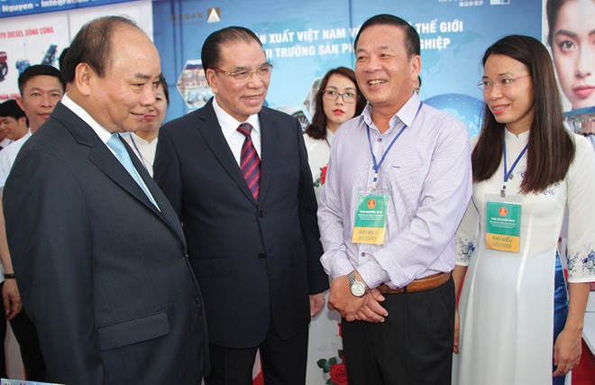 Thủ tướng Nguyễn Xuân Phúc, Nguyên Tổng bí thư Nông Đức Mạnh và các đại biểu tham quan gian hàng trưng bày của Masan tại Hội nghị