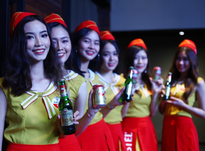 Các cô gái xinh đẹp giới thiệu sản phẩm bia Amstel lần đầu ra mắt.
