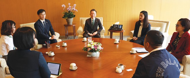 Ông Hyun Man Choi (ngồi giữa) và ông Moon Kyung Kang (thứ ba từ trái sang) tiếp đoàn nhà báo Việt Nam tại trụ sở Tập đoàn Mirae Asset ở Thủ đô Seoul