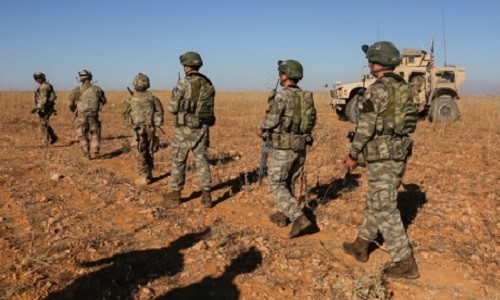 Binh sĩ Mỹ và Thổ Nhĩ Kỳ tuần tra tại Manbij, Syria. Ảnh: Reuters.