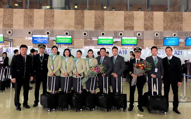 Đại diện Cục Hàng không tặng hoa cho Tổ bay của Bamboo Airways ngày bay thử