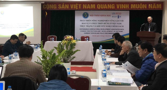 GS. TS. Phạm Văn Điển, Chủ tịch Hội khoa học Kinh tế nông nghiệp và Phát triển Nông thôn phát biểu tại hội thảo. 
