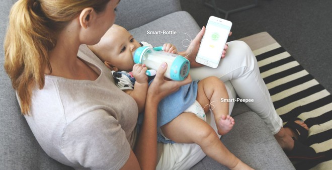 Bộ bình sữa thông minh và cảm biến tã cho em bé