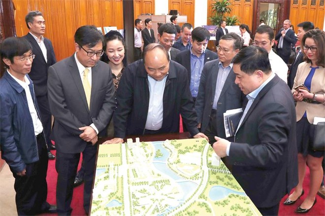 Thủ tướng Chính phủ Nguyễn Xuân Phúc tham quan mô hình Trung tâm Đổi mới sáng tạo Việt Nam. Ảnh: T.H
