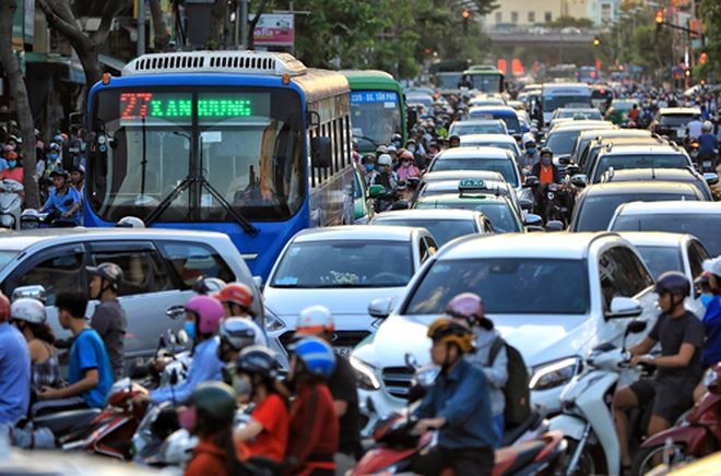 Lưu lượng phương tiện tham gia giao thông tại đường Lê Văn Lương và Nguyễn Trãi hiện rất lớn.