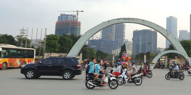 Công viên Cầu Giấy nằm trong Khu đô thị mới Dịch Vọng, phường Dịch Vọng, quận Cầu Giấy, Hà Nội