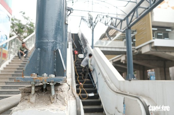 Ban quản lý dự án đường sắt khẳng định những vị trí tường cầu thang nhà ga bị hỏng khi bắt bulông chân cột mái che cầu thang cuốn sẽ được nhà thầu sửa chữa đảm bảo trước khi nghiệm thu dự án - Ảnh: MAI THƯƠNG