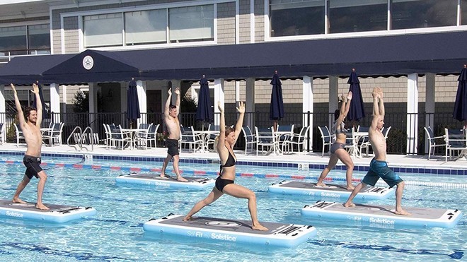 Tấm ván tự cân bằng giúp bạn tập Yoga cả ở trên mặt nước
