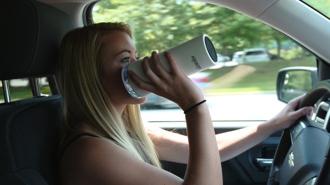 Hộp đựng đồ uống an toàn giúp bạn nhâm nhi đồ uống khi lái xe