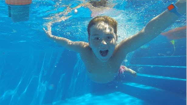 Hệ thống theo dõi sự an toàn cho trẻ em trong hồ bơi