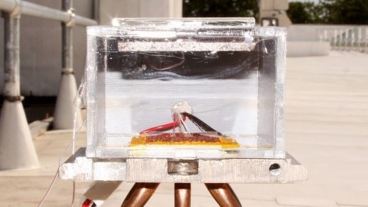Thiết bị sử dụng ánh sáng mặt trời để tạo ra nước từ không khí