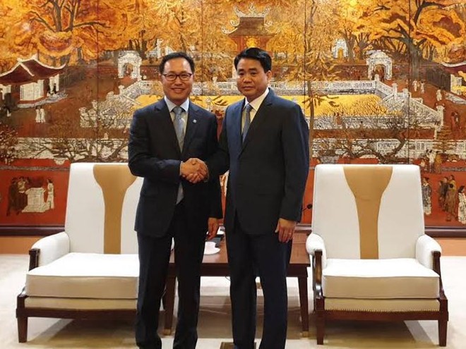 Ông Choi Joo Ho, Tổng giám đốc Tổ hợp Samsung Việt Nam và Chủ tịch Hà Nội Nguyễn Đức Chung.