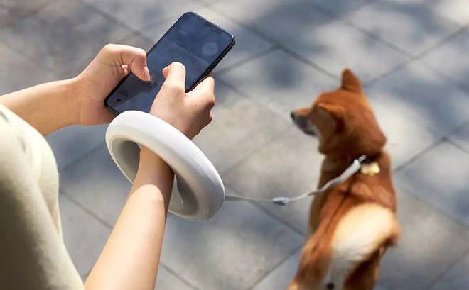 Dây dắt chó thông minh có thể dùng điện thoại để điều khiển