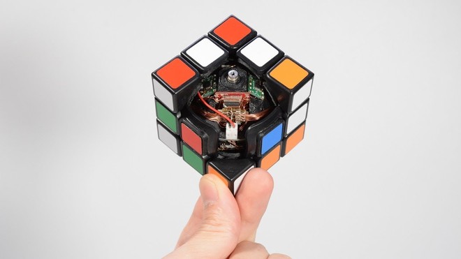 Rubik có khả năng tự giải