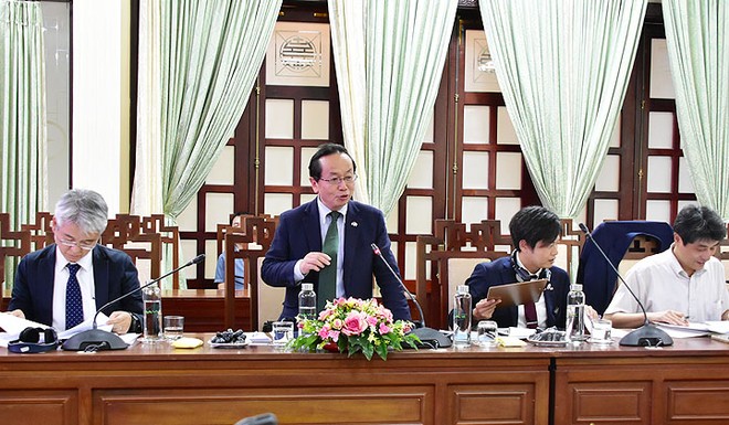 Ông Konaka Tetsuo (đứng), Trưởng đại diện Văn phòng JICA tại Việt Nam đánh giá cao hiệu quả hợp tác giữa hai bên trong thời gian qua