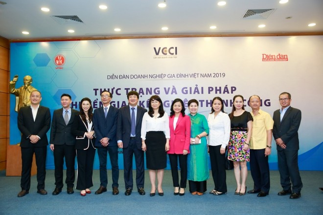 Các thành viên Hội đồng doanh nghiệp gia đình Việt Nam tham gia Diễn đàn Doanh nghiệp gia đình Việt Nam 2019 với chủ đề Thực trạng và giải pháp chuyển giao kế nghiệp thành công