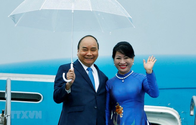 Thủ tướng Chính phủ Nguyễn Xuân Phúc và Phu nhân tại Sân bay quốc tế Kansai, Osaka. (Ảnh: Thống Nhất/TTXVN)