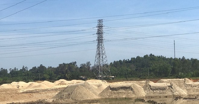 Trạm biến áp 500 kV Dốc Sỏi đang đóng cọc tre xử lý nền 