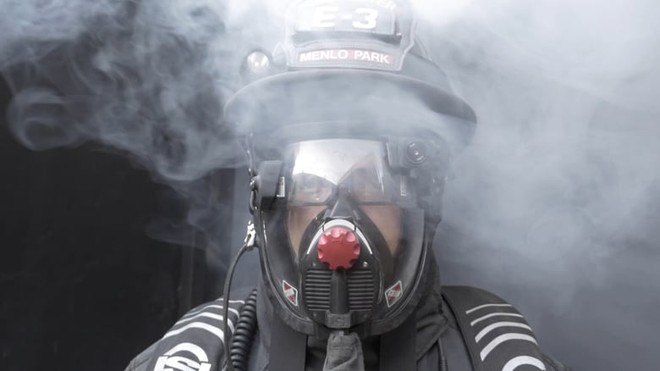 Mũ bảo hiểm giúp lính cứu hỏa nhìn xuyên khói bụi