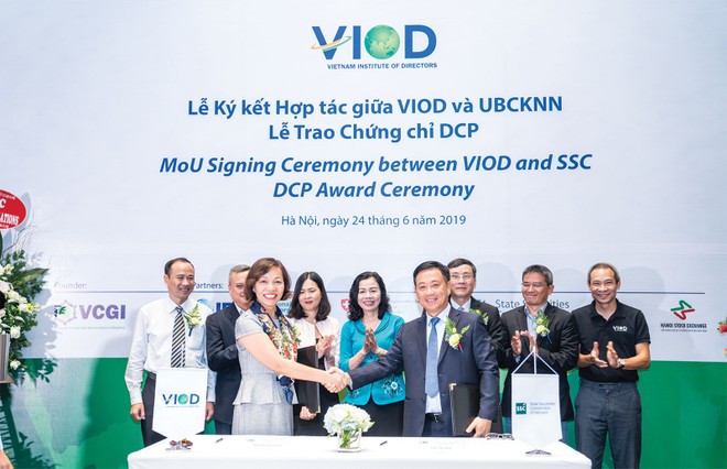 VIOD - tổ chức gồm các chuyên gia hàng đầu về quản trị công ty tại Việt Nam - vừa ký thỏa thuận hợp tác với UBCK nhằm thúc đẩy chất lượng quản trị của các doanh nghiệp đại chúng