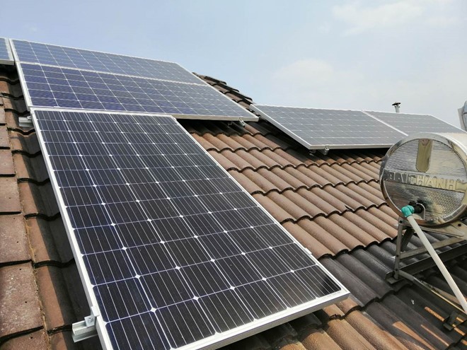 Lắp các tấm pin năng lượng mặt trời trên mái nhà