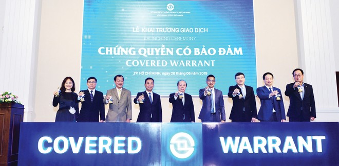 Đón tuổi 20, TTCK Việt Nam vừa có thêm sản phẩm mới, chứng quyền có bảo đảm (CW). Sản phẩm đang được các công ty chứng khoán hàng đầu phát triển để tăng công cụ đầu tư, tăng độ mở của TTCK với dòng vốn ngoại 