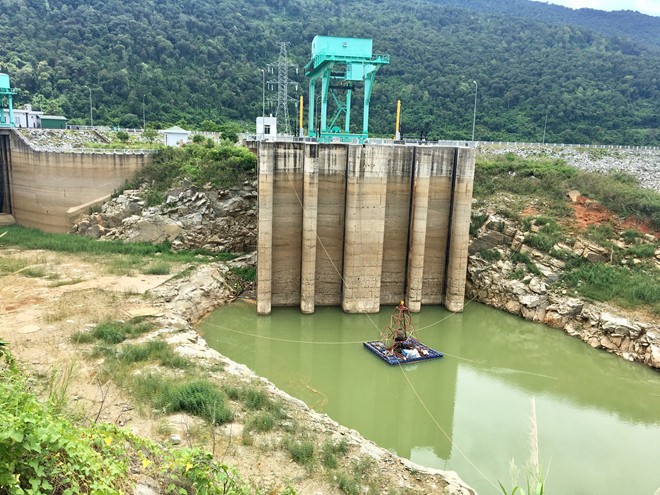 Mực nước tại cửa nhận nước Nhà máy thủy điện Buôn Tua Srah giảm thấp