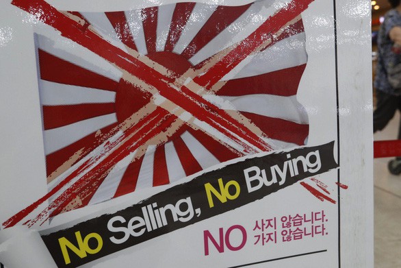 Biển báo vận động tẩy chay hàng hóa Nhật Bản tại một cửa hàng ở Seoul, Hàn Quốc - Ảnh: AP
