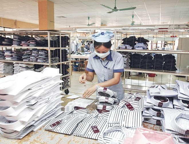 Các doanh nghiệp dệt may đang gặp khó khăn từ cạnh tranh lao động và chi phí sản xuất tăng.