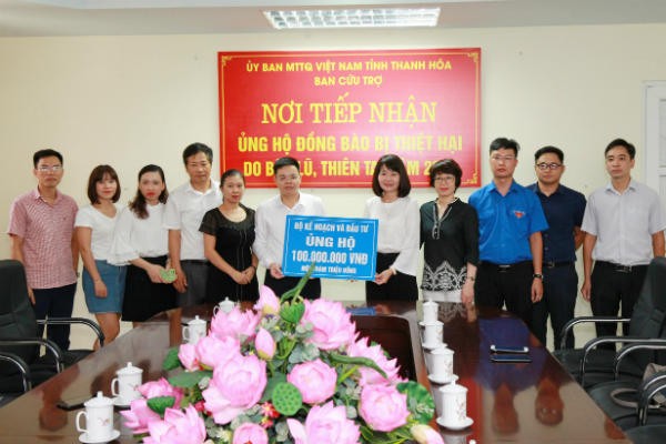 Bà Nguyễn Thị Thu Lan thay mặt đoàn công tác trao số tiền 100 triệu đồng tới đại diện Mặt trận Tổ quốc, Hội chữ thập đỏ tỉnh Thanh Hóa