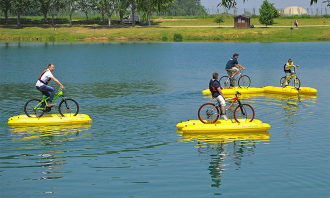 Với bộ thiết bị này, bạn có thể đi xe đạp trong thành phố nếu bị ngập lụt