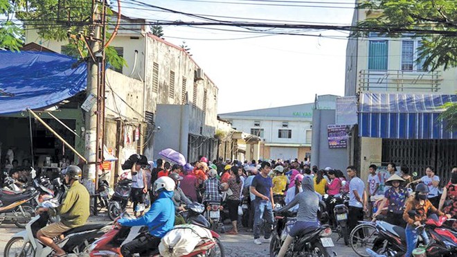 Người lao động tụ tập bên ngoài cổng Công ty KaiYang Việt Nam.