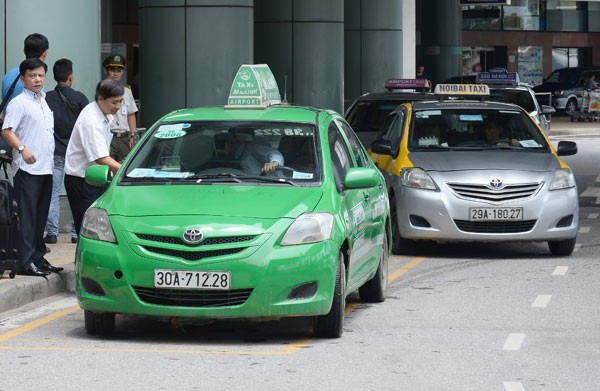 Taxi ở Hà Nội phải mở tài khoản điện tử để trả phí tự động và có 5 màu sơn.