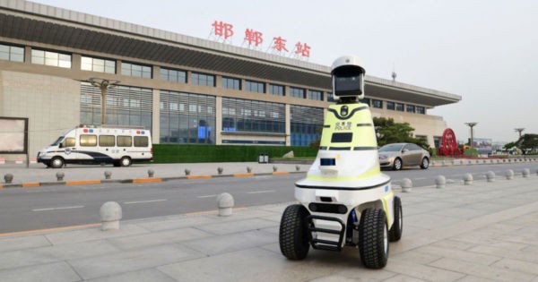 Robot cảnh sát giao thông bắt đầu hoạt động tại Trung Quốc