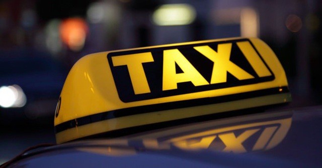 Bộ GTVT tiếp tục chọn phương án giữ nguyên quy định xe taxi phải có hộp đèn với chữ "TAXI" gắn cố định trên nóc xe, kích thước tối thiểu của hộp đèn là 12x30 cm.